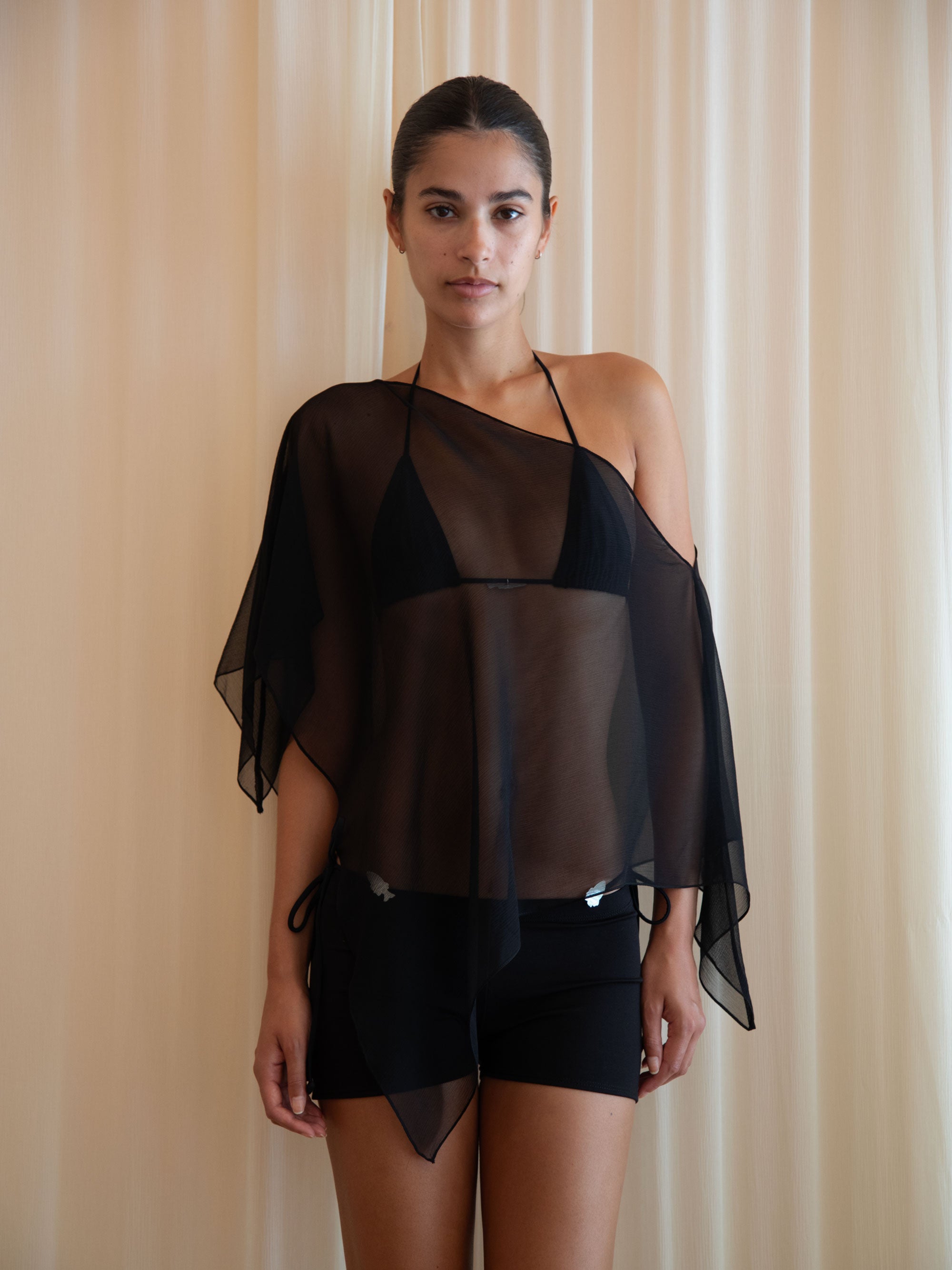 HONEYCRISP PONCHO IN BLACK