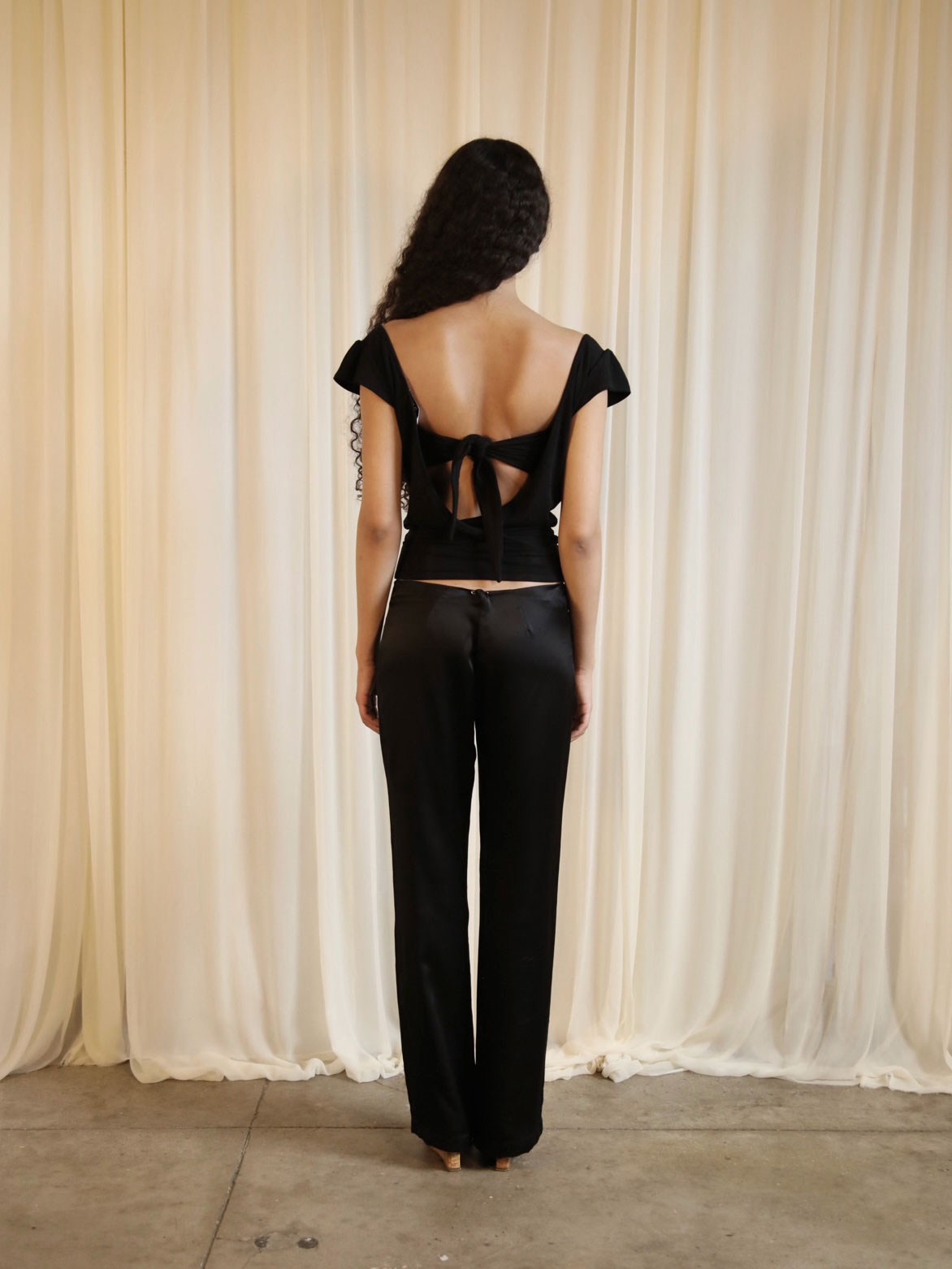 HIBISCUS TOP IN BLACK